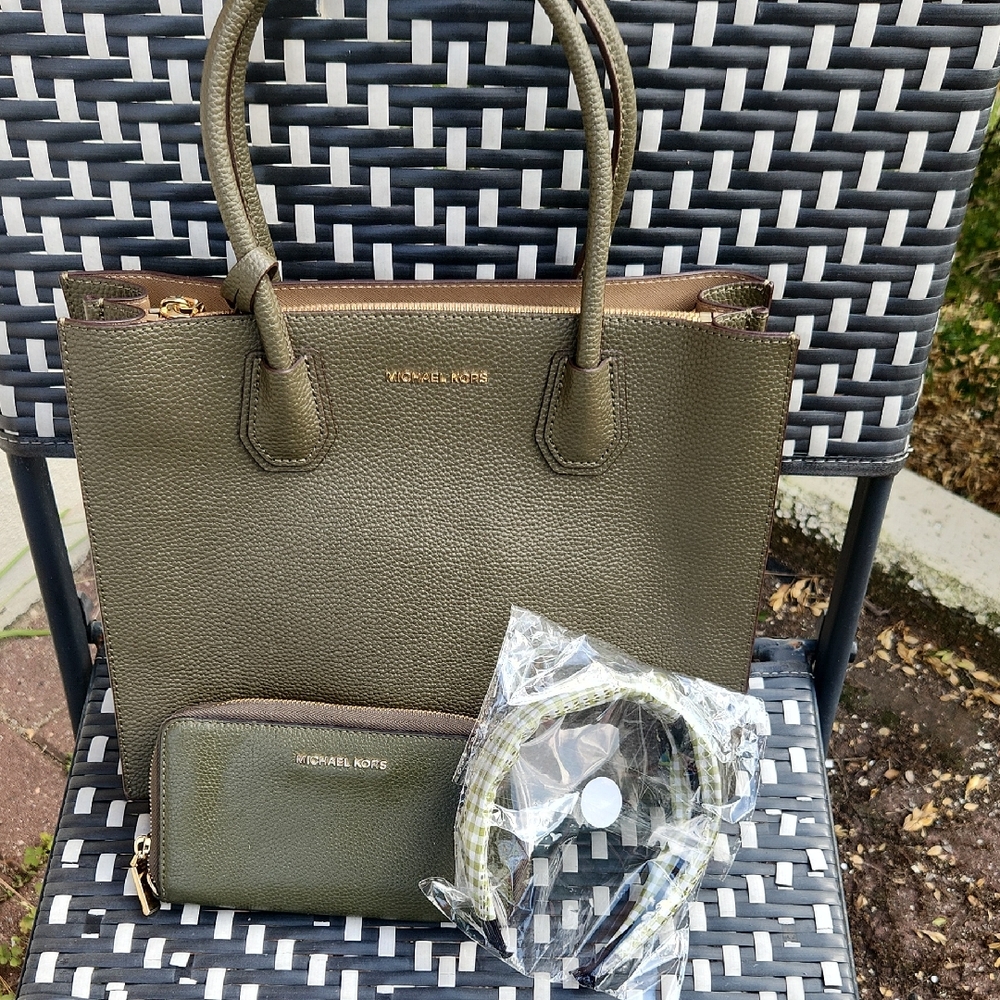 Michael Kors Olive Green Handbag/ Crossbody and Matching Wallet Bundle NWOT